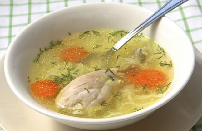 preparando sopa de verduras con polo para a dieta Dukan