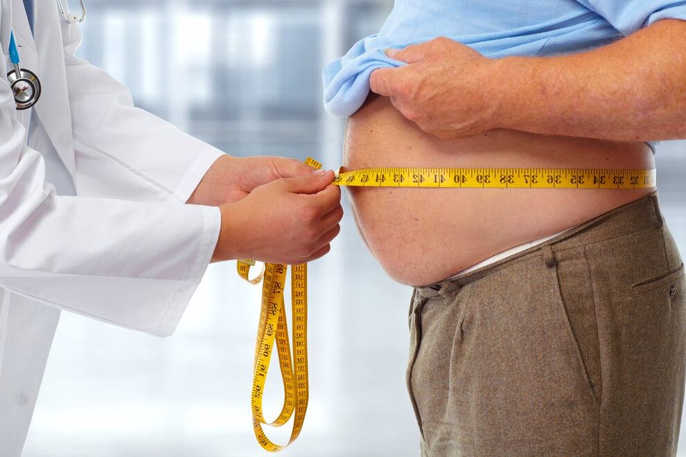 o médico mide a cintura do paciente nunha dieta